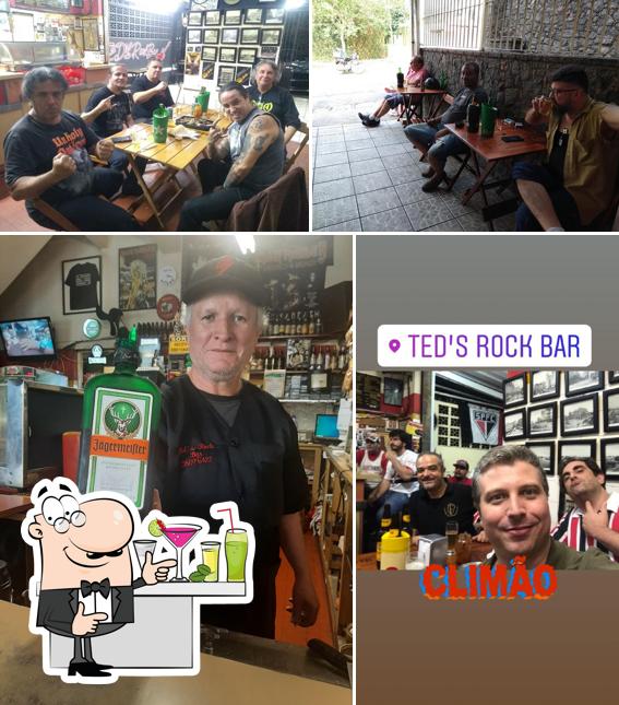 O Ted's Rock Bar se destaca pelo balcão de bar e mesa de jantar