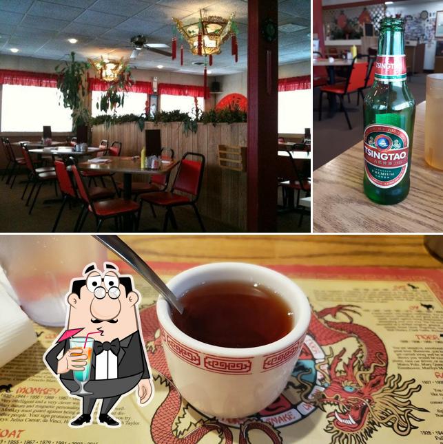 Фотография, на которой видны напитки и внутреннее оформление в King Wha Chinese Restaurant