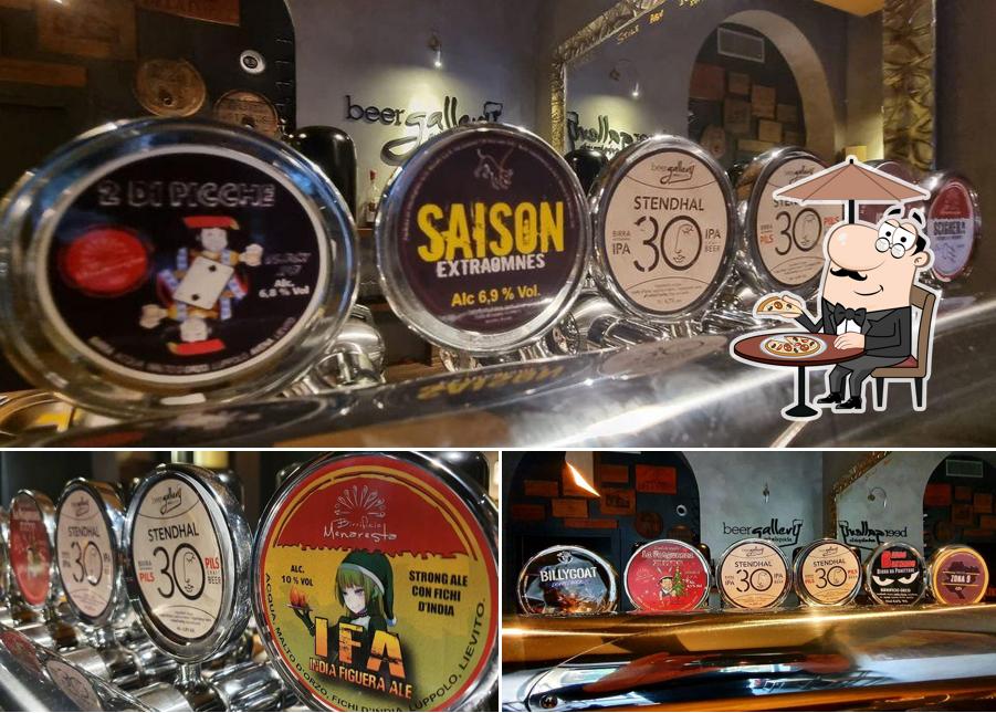 Puoi goderti l'aria fresca da seduto all'esterno di The Gallery Bar