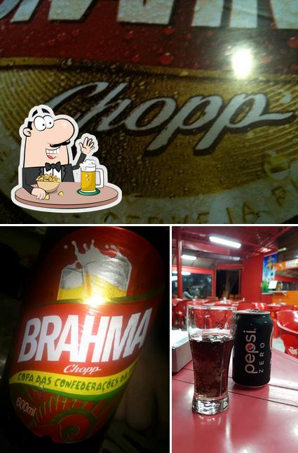 Desfute um copo de cerveja leve ou escura