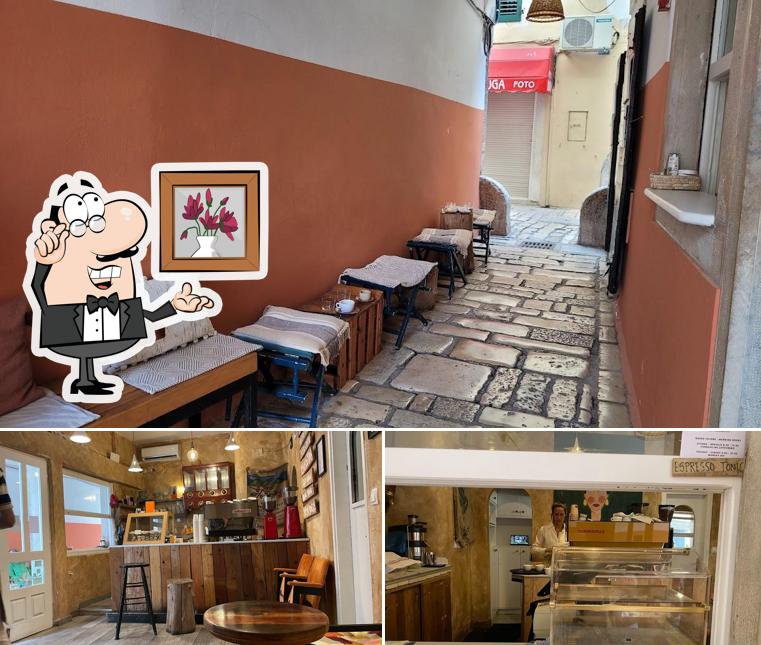 Siediti a un tavolo di Augusto Coffee Shop