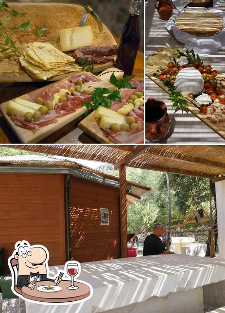 Country Bar si caratterizza per la cibo e esterno