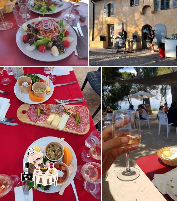 Parmi les diverses choses de la nourriture et la intérieur, une personne peut trouver sur Le Bistrot du Curé