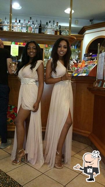 Dai un'occhiata agli interni di Bar Taormina