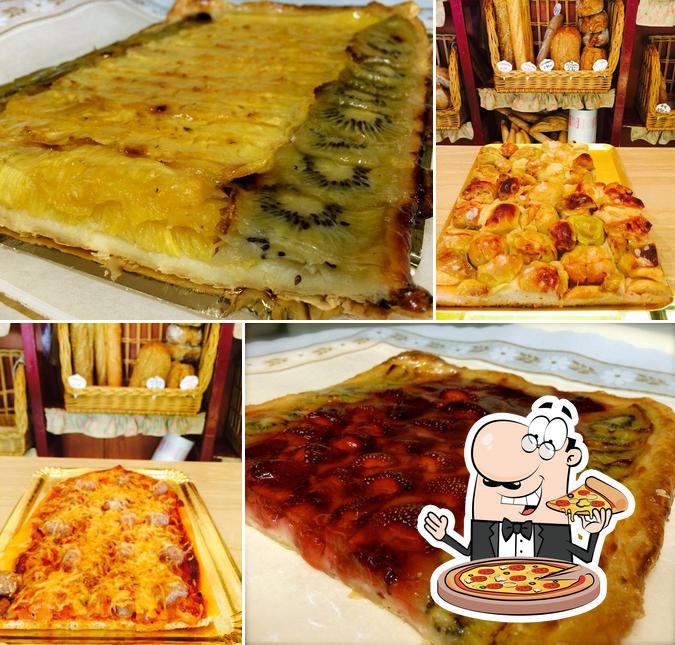 Get pizza at Forn de pa Lourdes