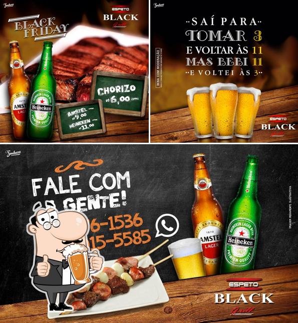 Desfute um copo de cerveja leve ou escura