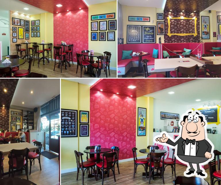 Sente em uma das mesas no O Doce Segredo de Charlotte Café