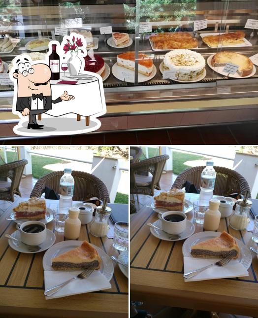 Изображение, на котором видны столики и еда в Café Mimi