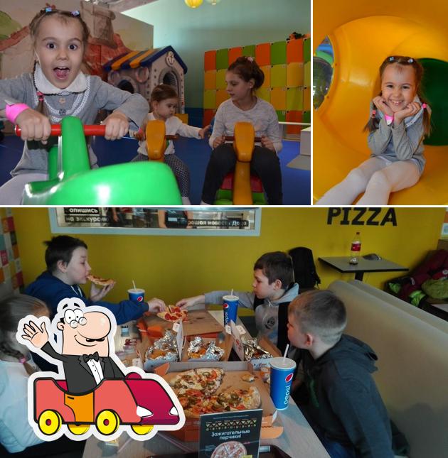 Voici la photo indiquant la aire de jeux et table à manger sur Dodo Pizza