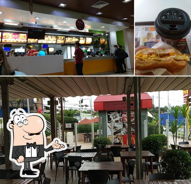 A foto da interior e comida no McDonald's - Campolim