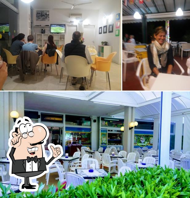 Dai un'occhiata agli interni di Gelateria Blue Bar