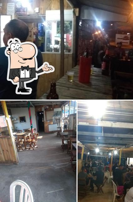 O interior do Espetinhos Brega e Chick
