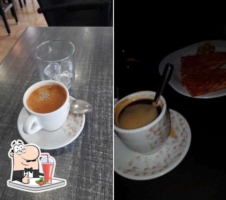 Disfrutra de una bebida en Café El Diván