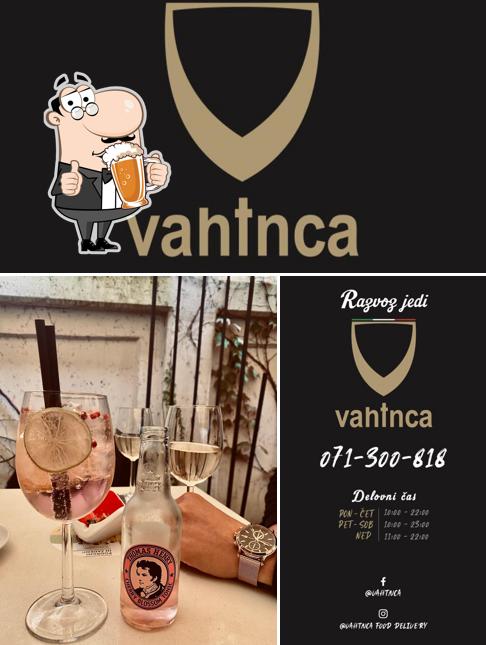 Puoi ordinare un rinfrescante bicchiere di birra chiara o scura