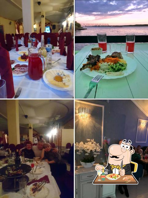 Это фото, где изображены еда и столики в Берег