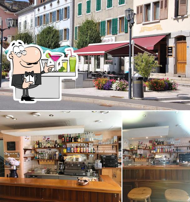 Dai un’occhiata alla immagine che raffigura la bancone da bar e esterno di Pizzeria de la place