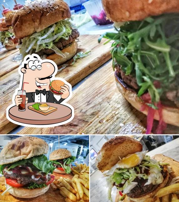 Prova uno dei tipi di hamburger proposti a RAMONA Ristorante Pizzeria SANT'AGATA DI MILITELLO (ME)