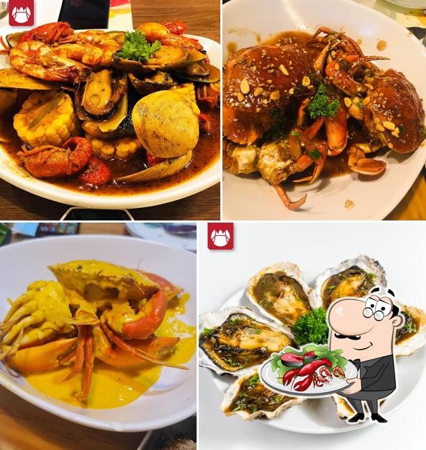 Try out various seafood meals served at Nhà hàng Vua Cua