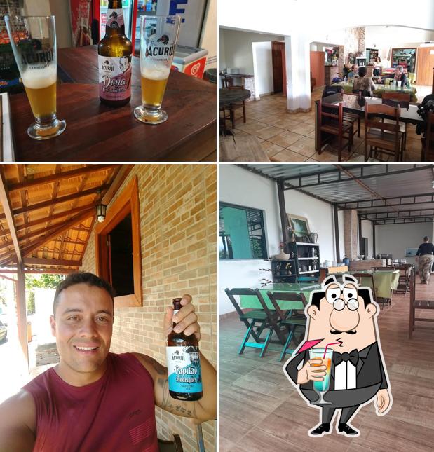 Dê uma olhada a ilustração mostrando bebida e interior no Bar e Restaurante Acuruí