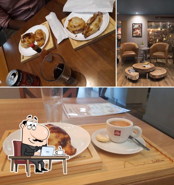 Sente em uma das mesas no Cordillera – Empanadas, Vinho, Café