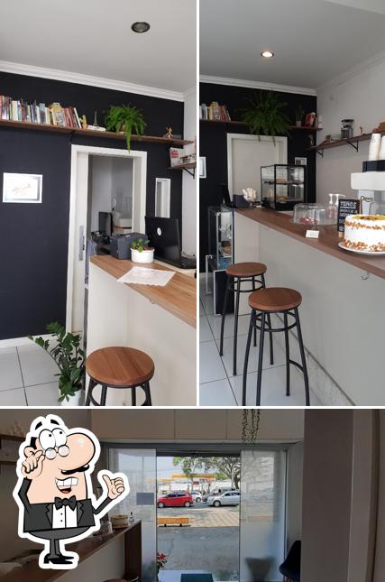 O interior do Fox & Bear Cafe