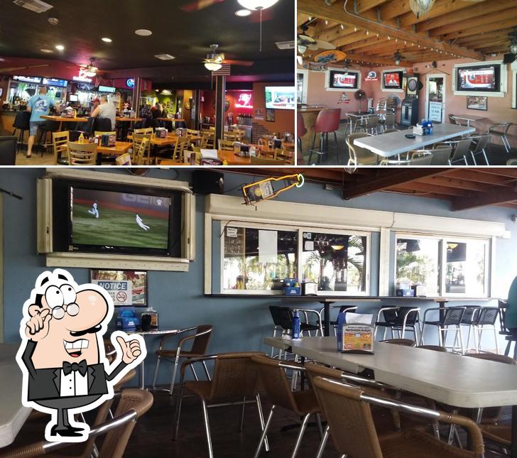 Посмотрите на внутренний интерьер "Luke's Sports Shack Bar & Grill"