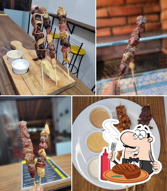 Experimente pratos de carne no Churrasquinho da praça