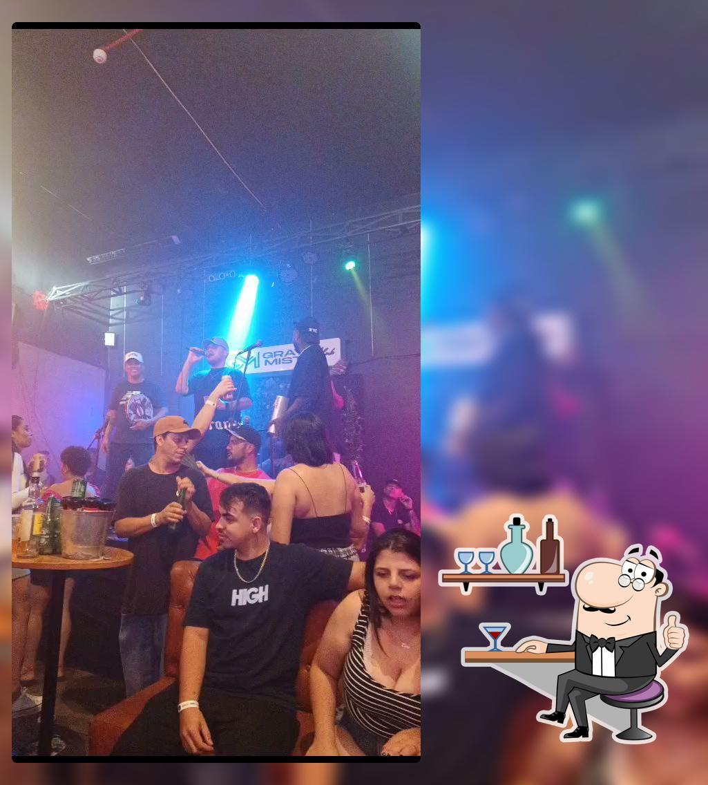 Sente em uma das mesas no Gray Mist Club