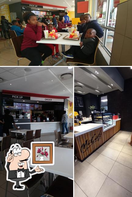 L'intérieur de McDonald's Pietersburg Drive-Thru