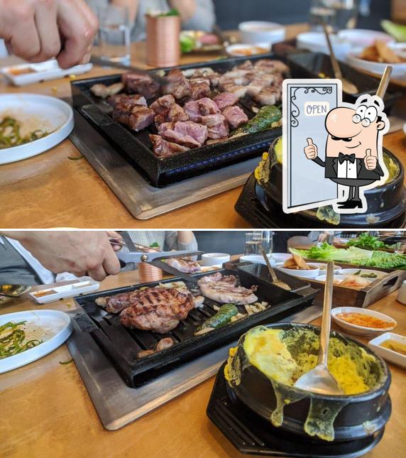 Взгляните на фотографию барбекю "Meet Korean BBQ"