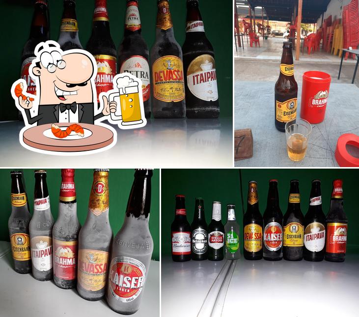 Desfute um copo de cerveja leve ou escura