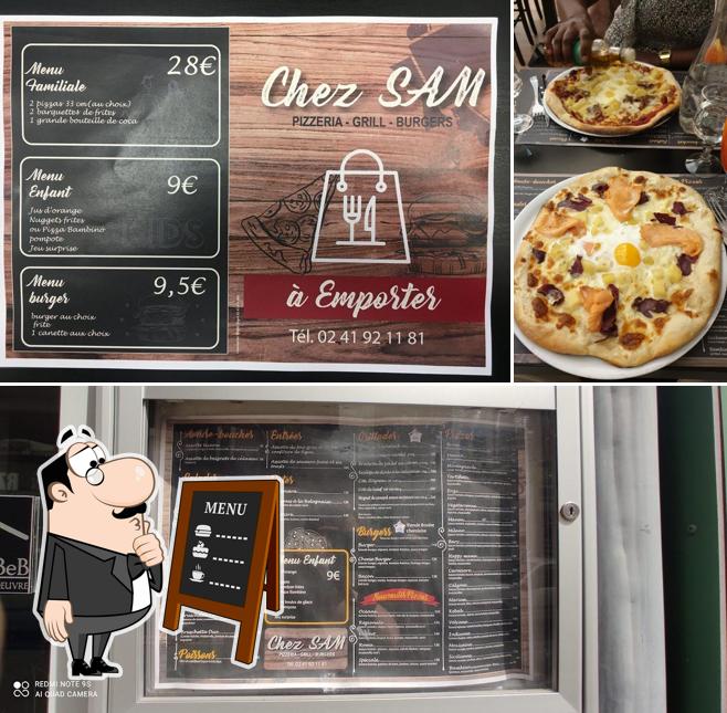 Jetez un coup d’oeil à l’image indiquant la tableau noir et pizza concernant Chez Sam