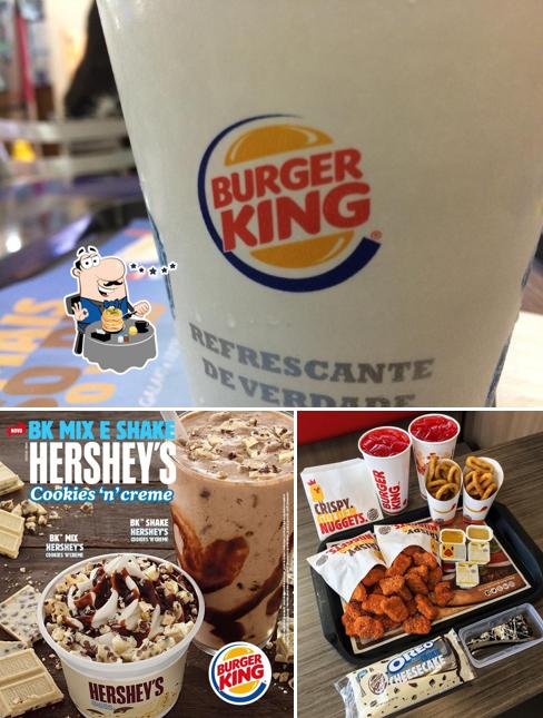 Dê uma olhada a imagem mostrando comida e bebida no Burger King