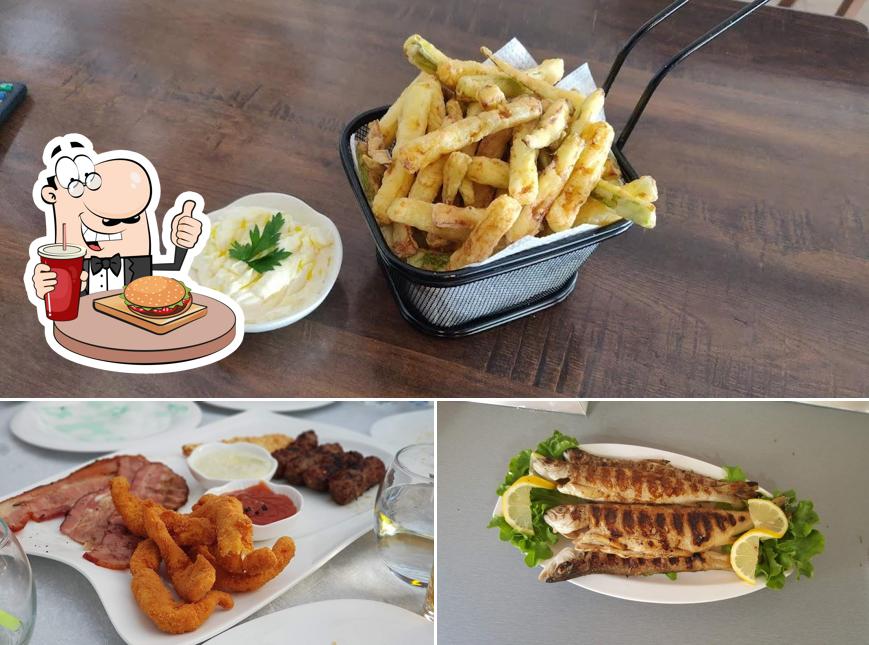 Commandez un hamburger à Friends Bar-Restaurant