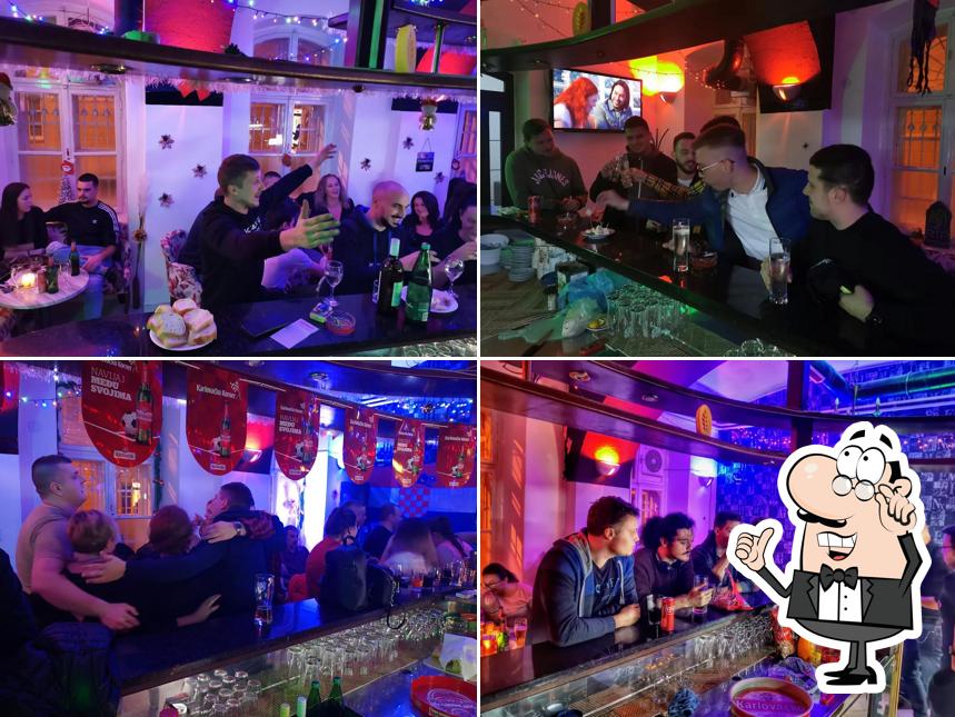 Siediti a un tavolo di Caffe bar hookah