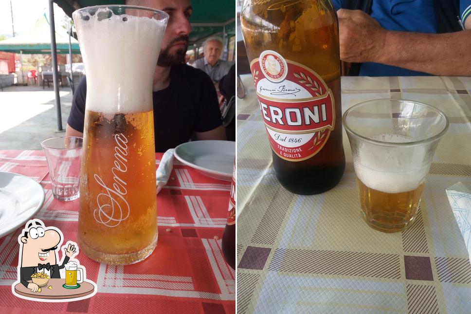 Puoi prenderti un rinfrescante bicchiere di birra chiara o scura