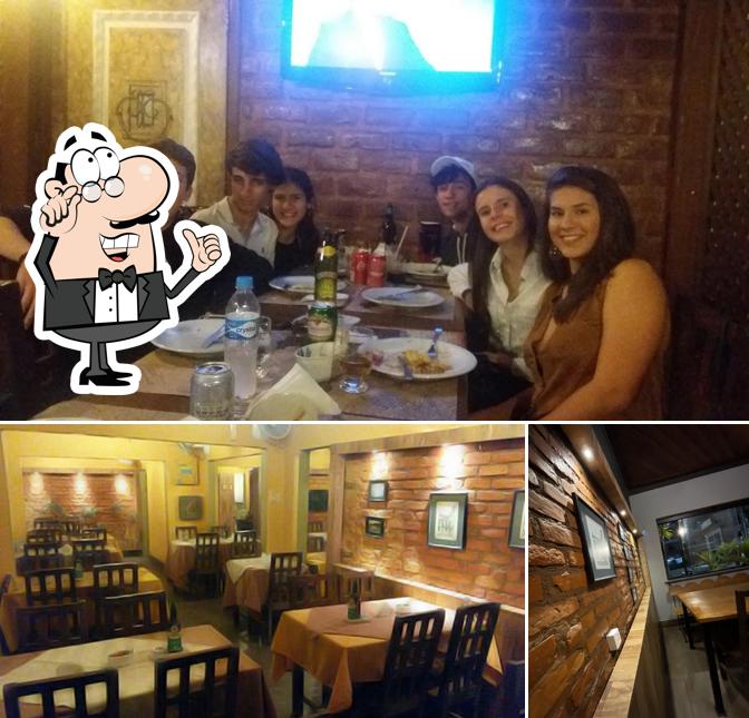 Sente em uma das mesas no Babbo Giabba Pizzeria