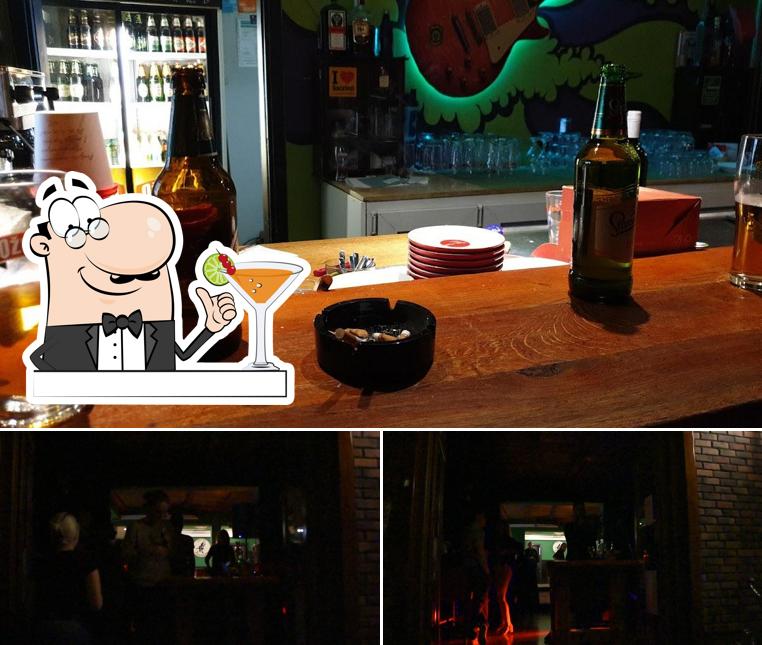 Tra le diverse cose da Rock bar Fontana Djakovo si possono trovare la bevanda e interni