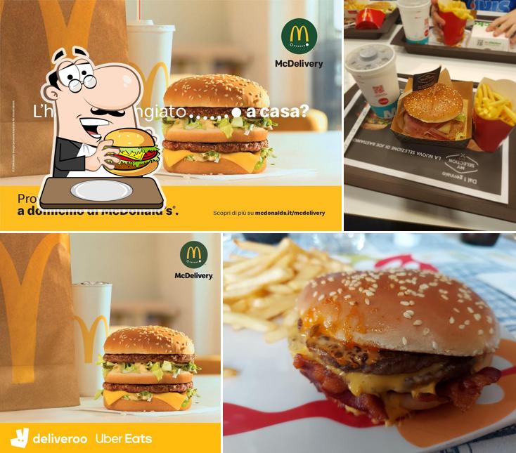 Commandez un hamburger à McDonald's Induno Olona