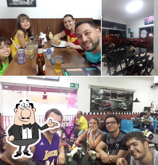 O interior do Monster Burger Delivery