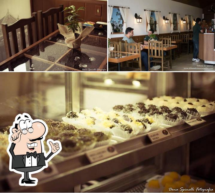 A foto da interior e sobremesa no Estacao Cafe