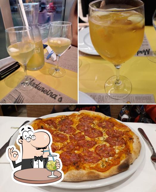 Это фото, где изображены напитки и пицца в Madureira's S. Mamede
