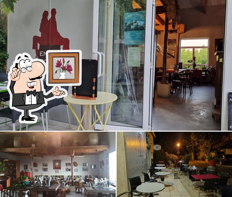 Installez-vous à l'une des tables de L'Entrepôtes