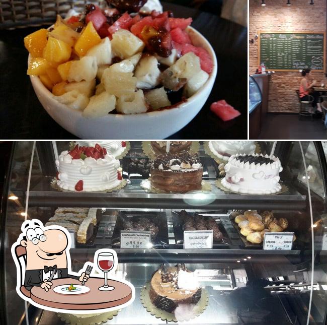 Confira a ilustração mostrando comida e quadro-negro no Fresh Cake Factory