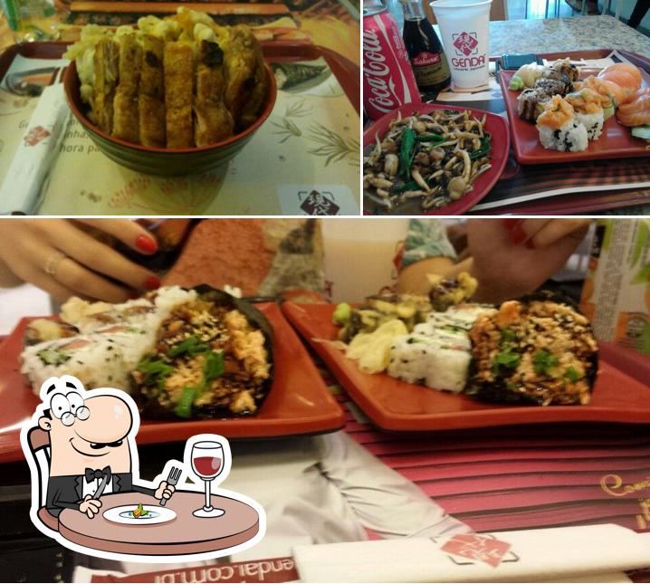 O Restaurante Japonês - Gendai se destaca pelo comida e mesa de jantar