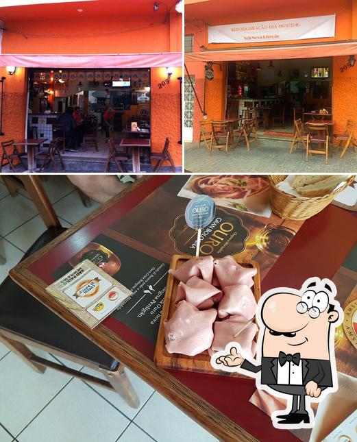 O interior do Flamingo Bar