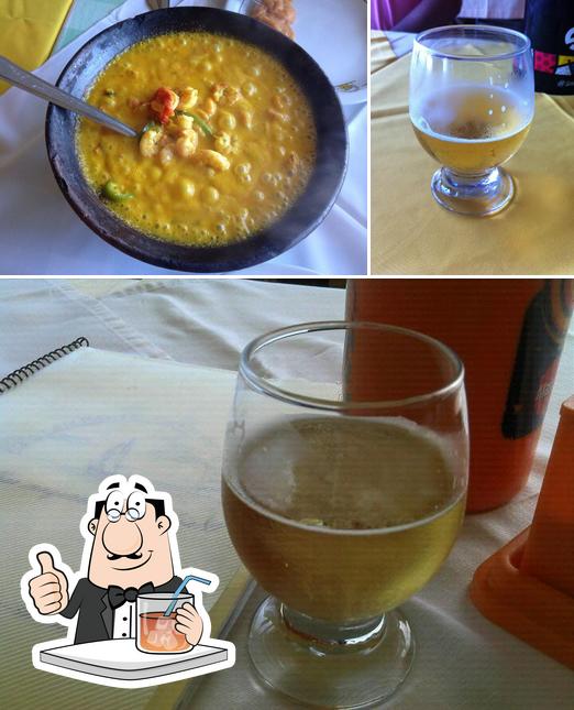 Напитки и еда - все это можно увидеть на этом фото из Cantinho do Mar