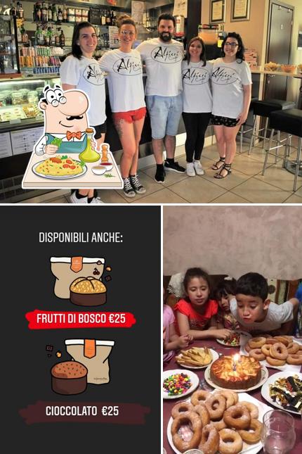 Questa è la immagine che presenta la cibo e interni di Caffè Alfieri