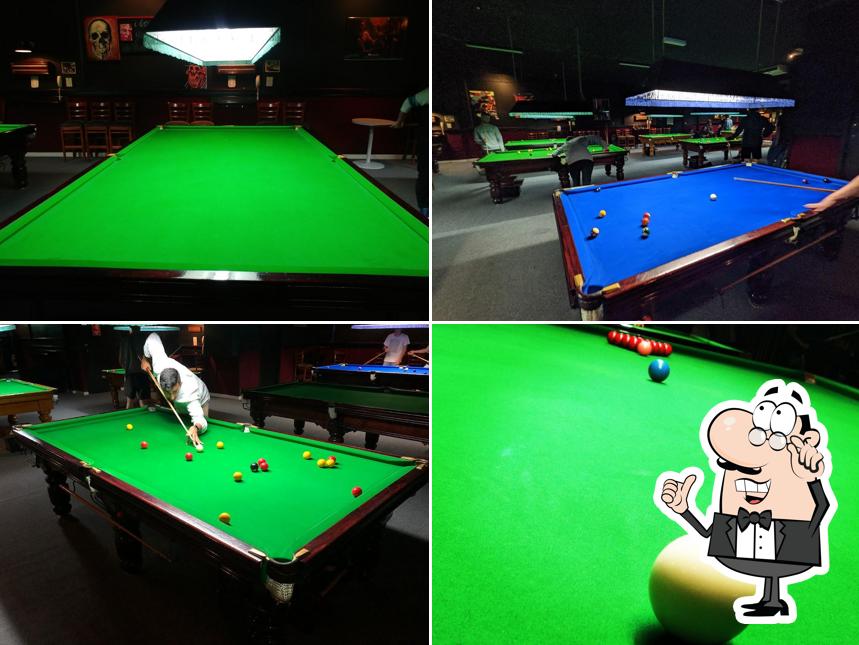 Siéntate a una de las mesas de Masters Billiards Home