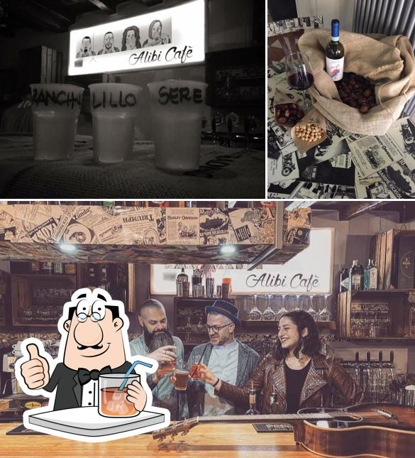 Взгляните на эту фотографию, где видны напитки и барная стойка в Alibi Cafè